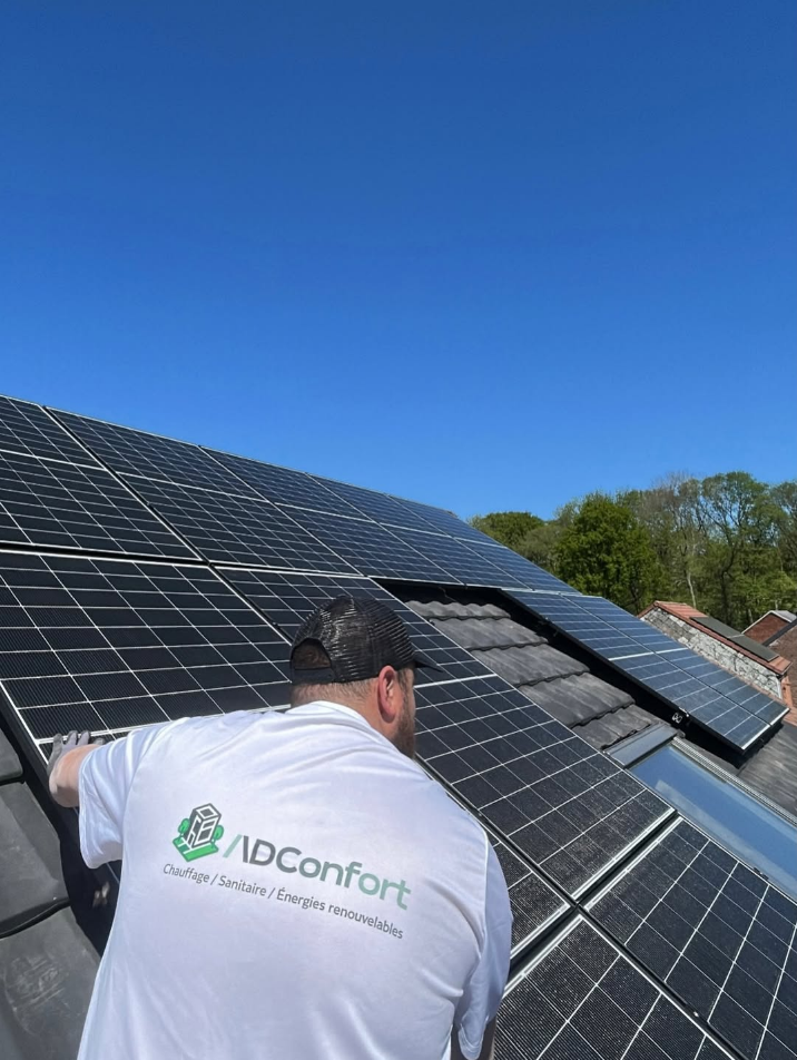 Technicien ADConfort intervenant sur une installation de panneaux photovoltaïques