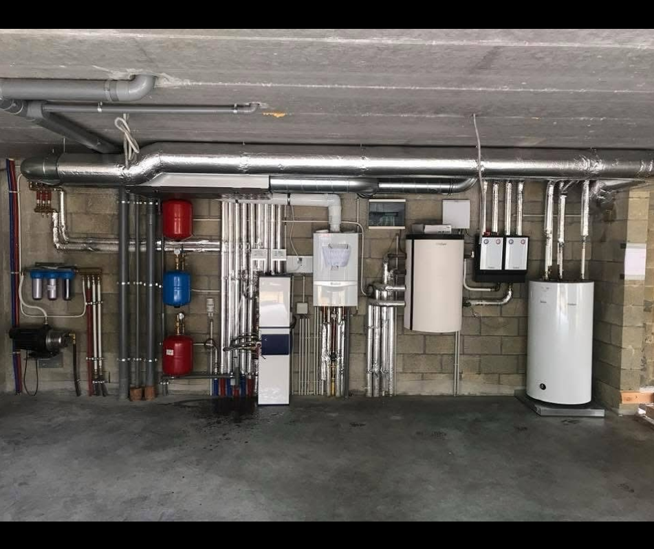 Local technique complet avec réseaux hydrauliques et équipements de chauffage installés par ADConfort