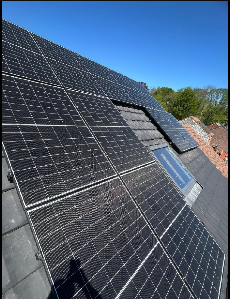 Installation de panneaux photovoltaïques sur une toiture en tuiles réalisée par ADConfort