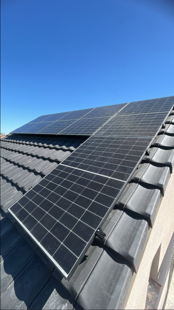 Panneaux photovoltaïques installés sur les deux versants d’une toiture par ADConfort