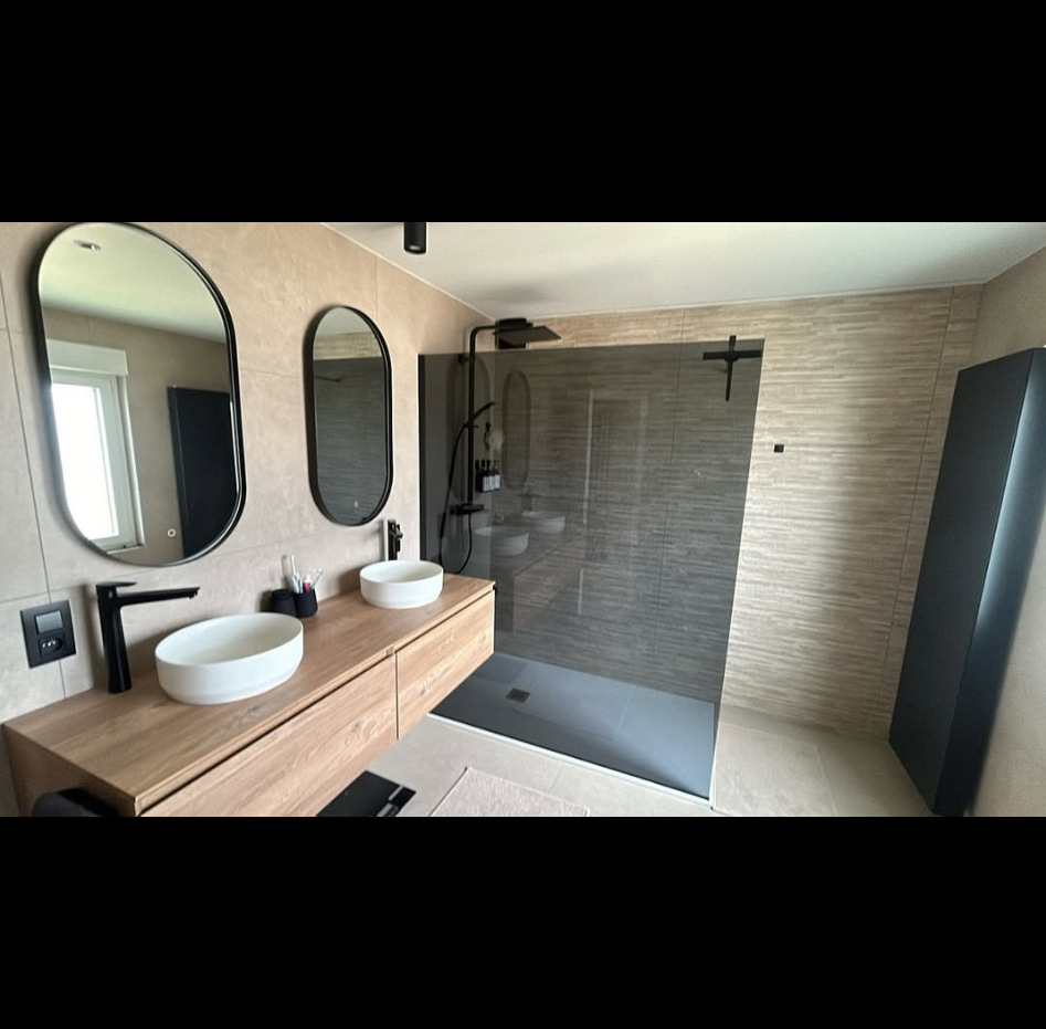 Salle de bain contemporaine avec double vasque et douche réalisée par ADConfort