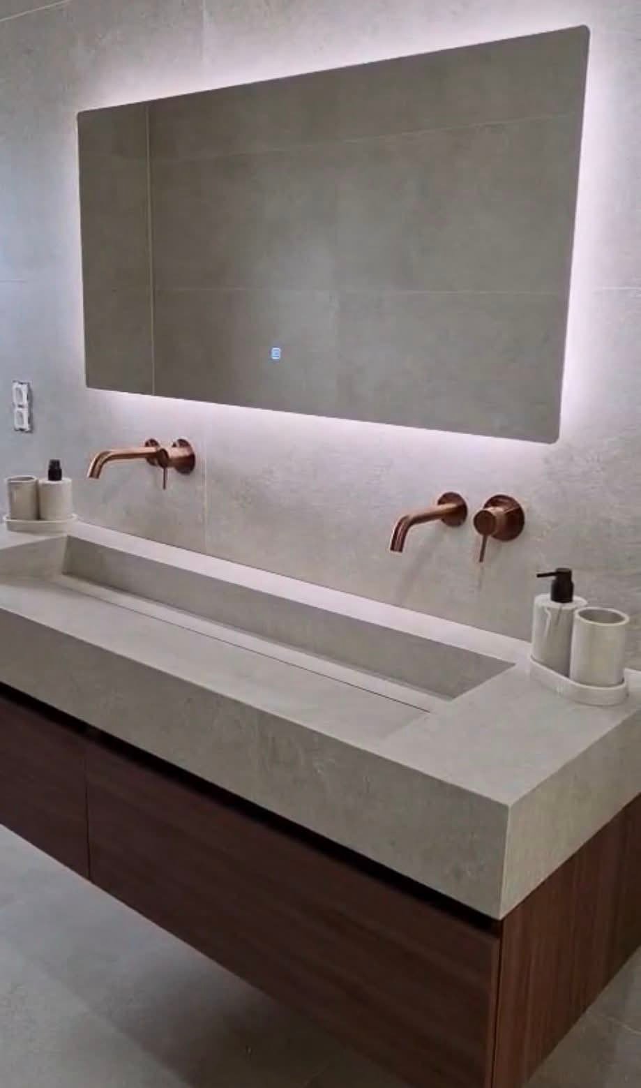 Meuble de salle de bain avec double vasque, miroir éclairé et robinetterie murale